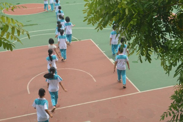 操场上的孩子们