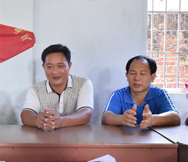 许教忠书记与窦来悦校长为星火燎原实践队文艺晚会准备工作指导