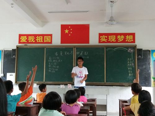 小学生们积极举手回答问题