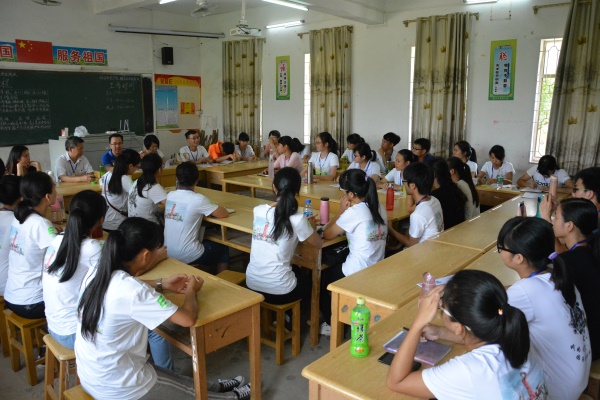 李建彬书记与队员的交谈