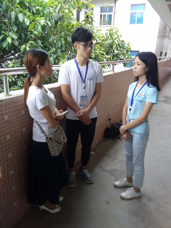 与康佳怡家长聊天