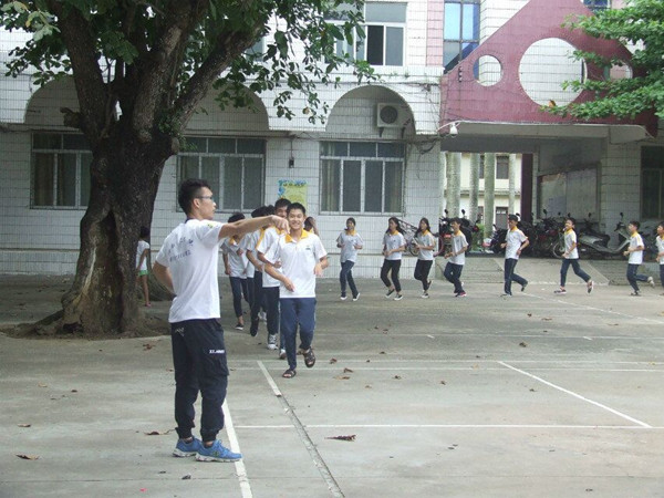 学生们快乐地上课