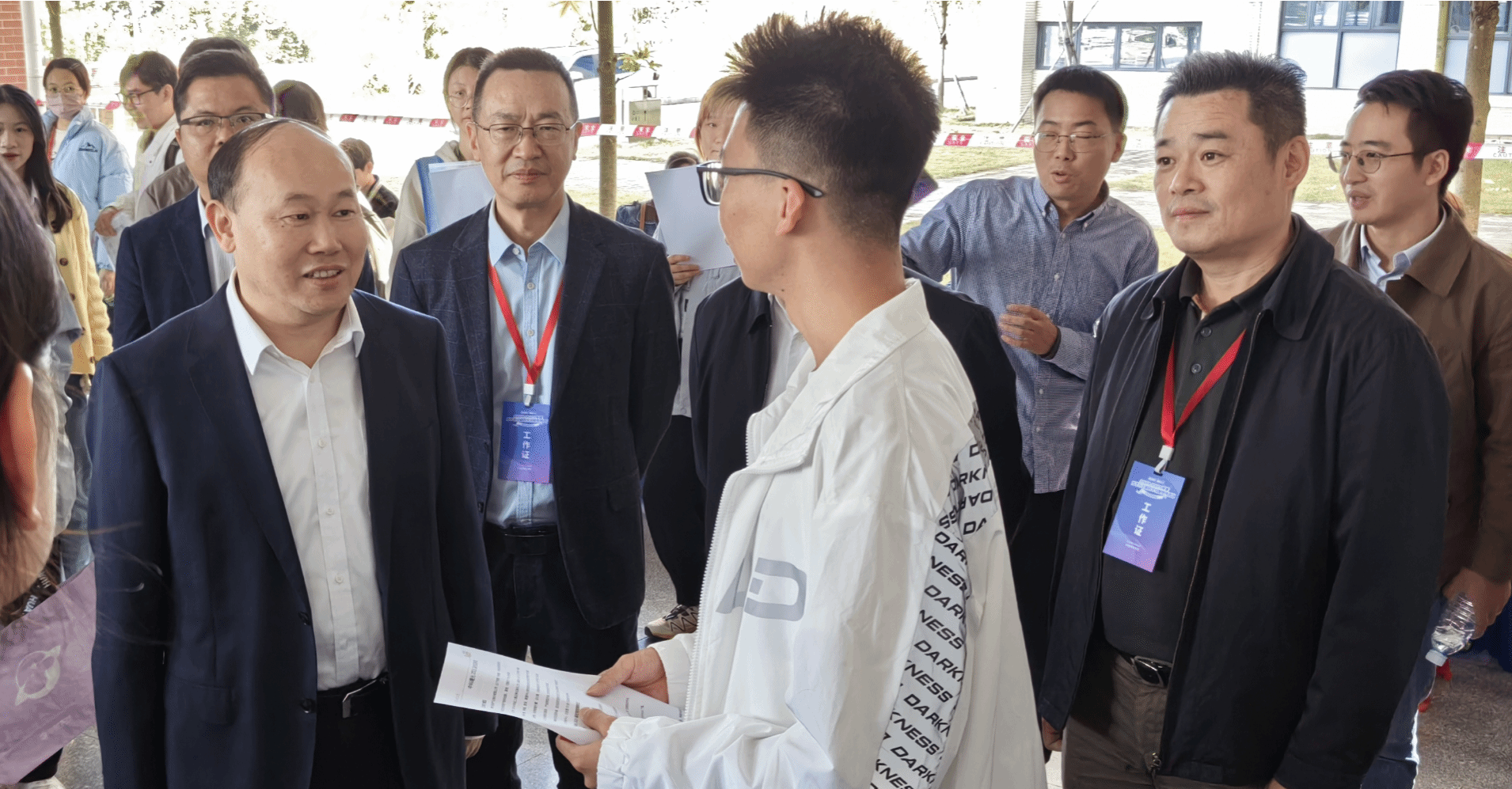 4 阳爱民校长与求职毕业生亲切交谈.png