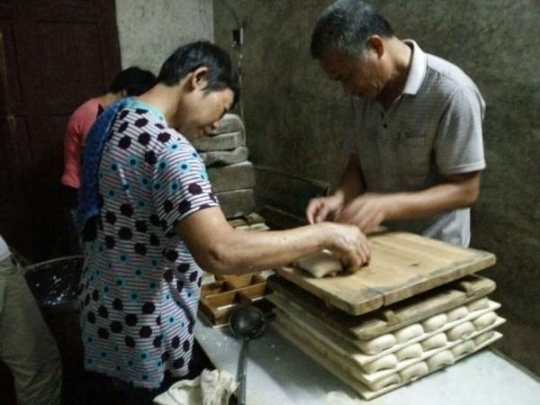 老苏一家在制作豆饼