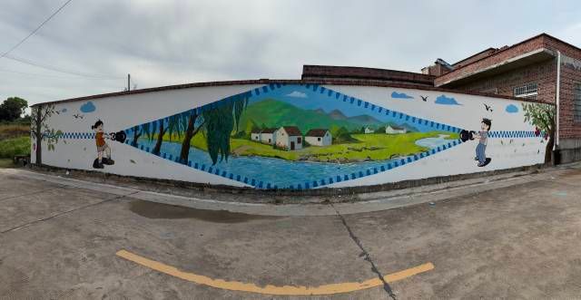 广东省外语艺术职业学院红色印记实践团在廉江市吉水镇江头村墙绘作品。受访者供图