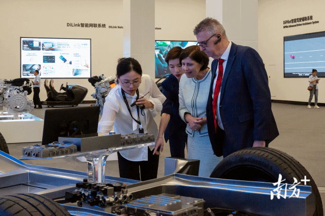 比亚迪是爱尔兰驻华大使安黛文（右二）访粤首站。