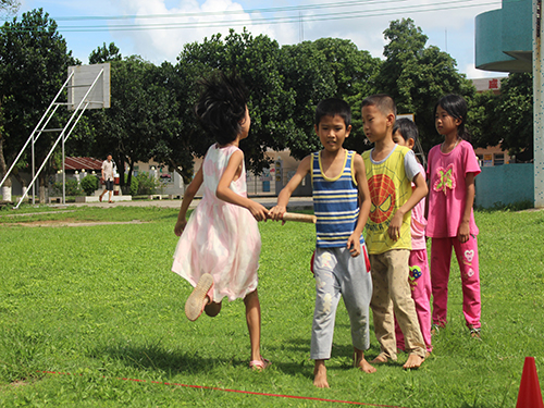 接力赛中奔跑的孩子们