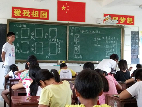 美术课上，小老师教学生们设计邮票