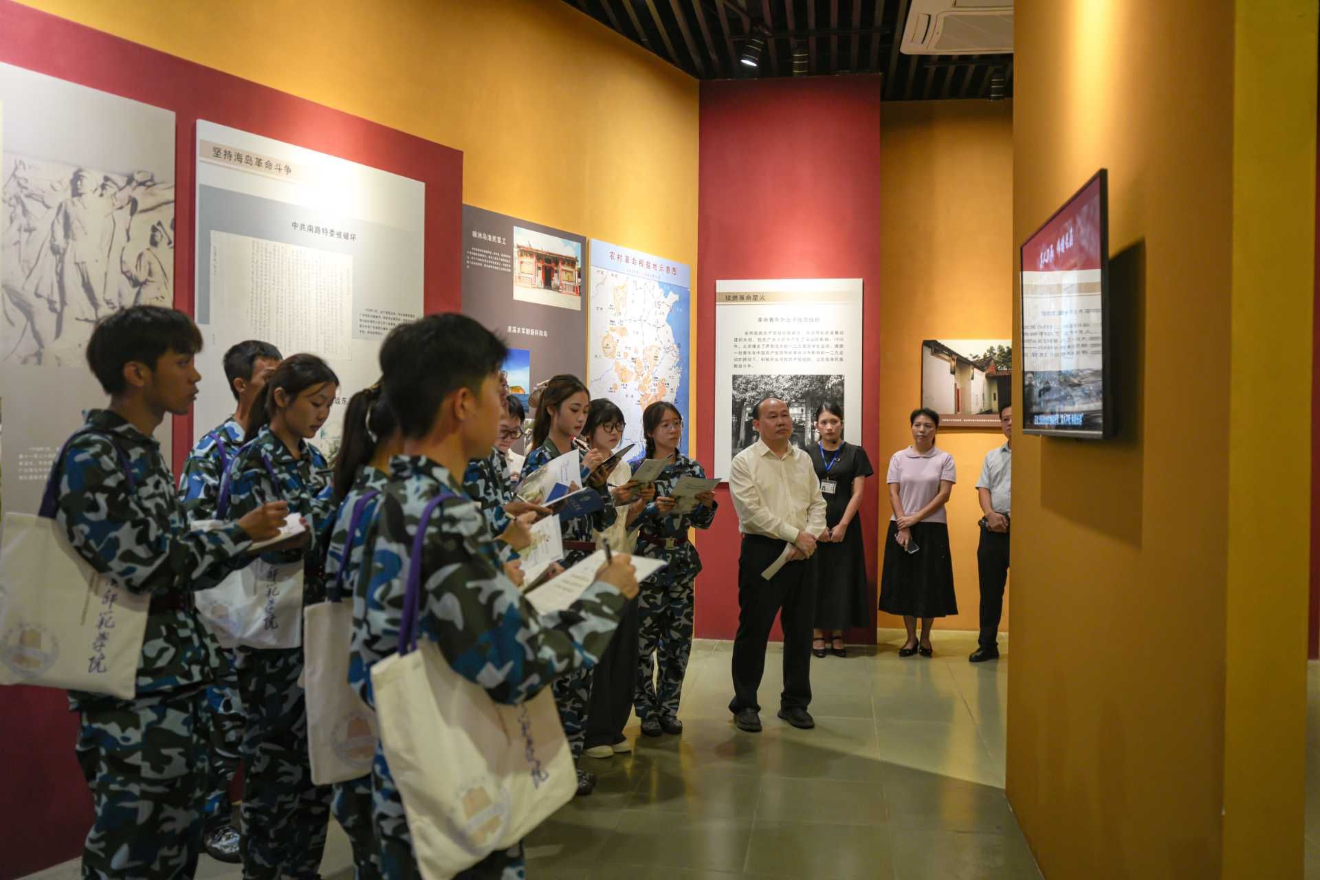 观看微视频《求真报国 复兴先锋——抗战烽火中淬炼的师范先锋》.jpg 观看微视频《求真报国 复兴先锋——抗战烽火中淬炼的师范先锋》.jpg