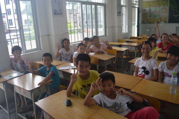 教室可爱的小学生