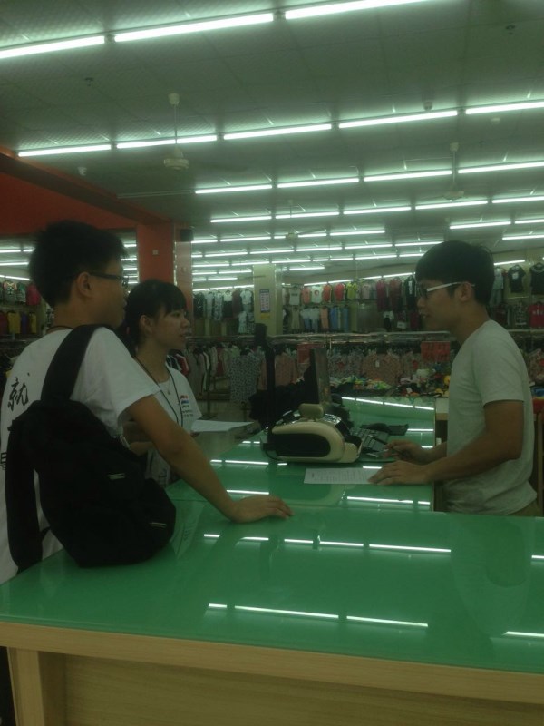 访问在衣服店工作的一位大学毕业生