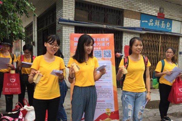 指导老师周依依带领队员进行快板宣传