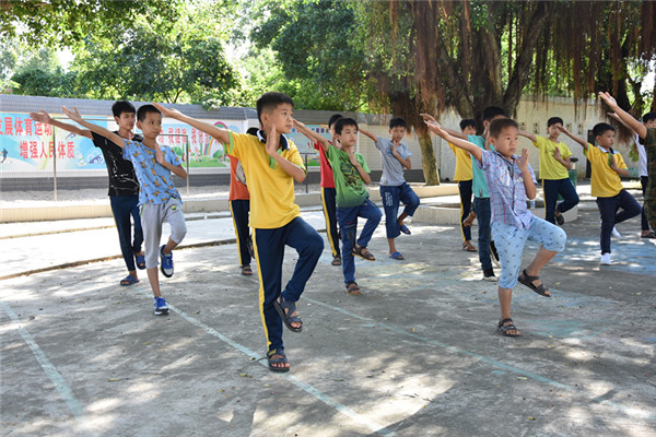 学生们在学“五步拳”
