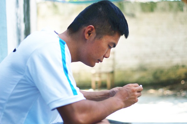 秋浪在认真的制作粉笔礼物