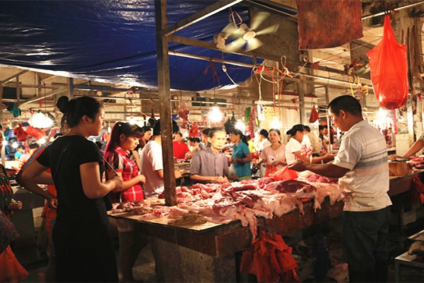 队员们正在买猪肉