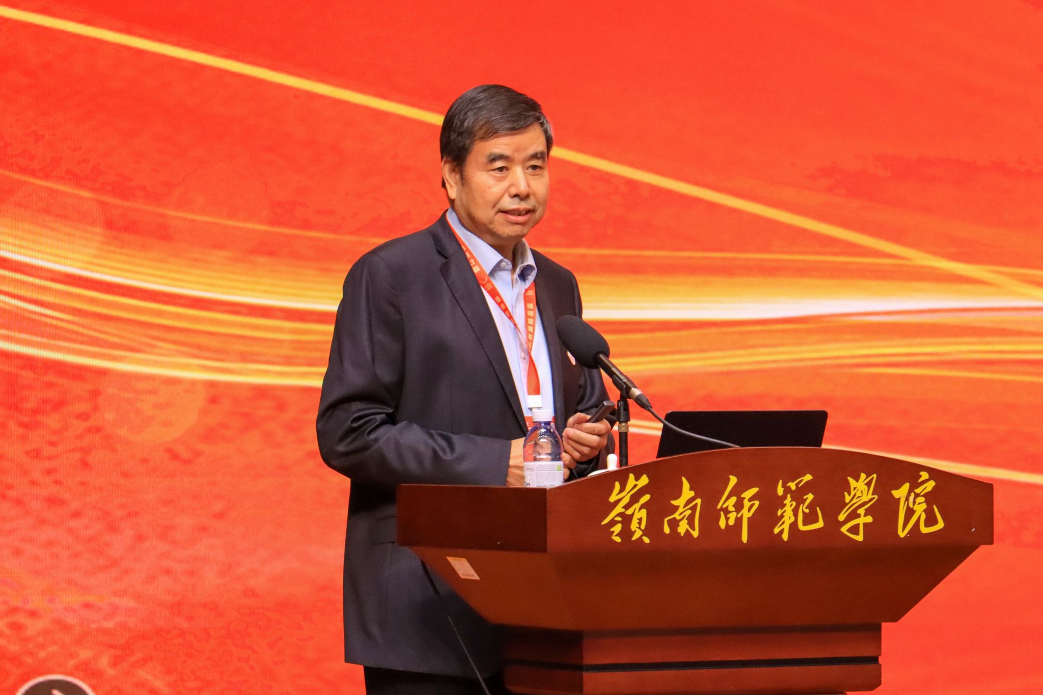 李心渝摄-2 徐明岗特写.JPG