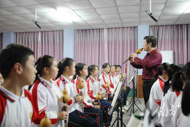 岭南师范学院深入中小学开展美育浸润行动。