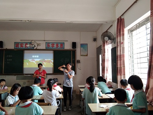 吴晓婷老师教学生做“棒棒糖”