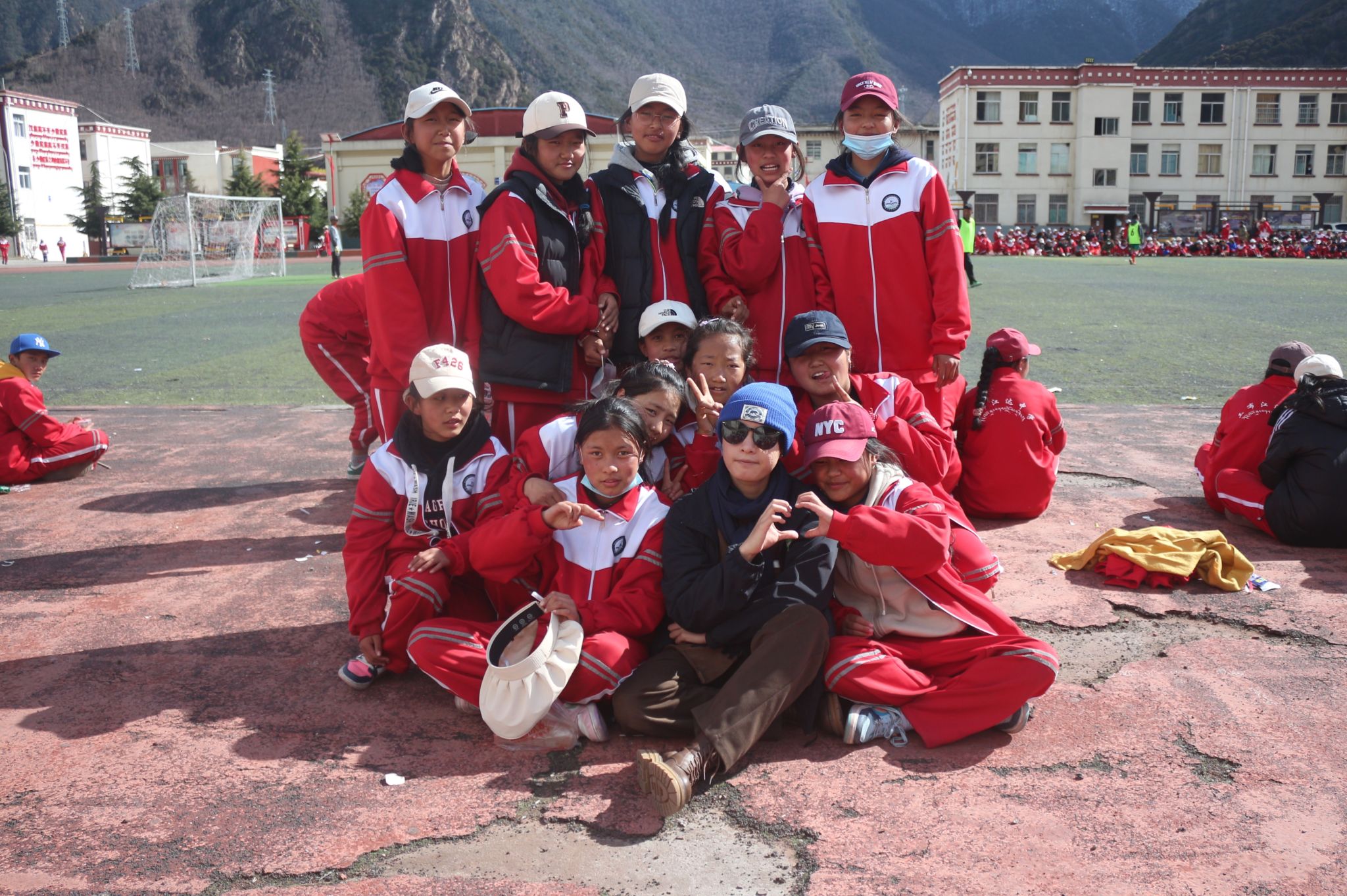 陈洁萍和孩子们的合照 (2).jpg 陈洁萍和孩子们的合照 (2).jpg