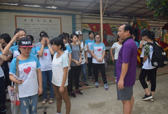    窦校长在临别前对星火燎原社会实践队队员们表示感谢