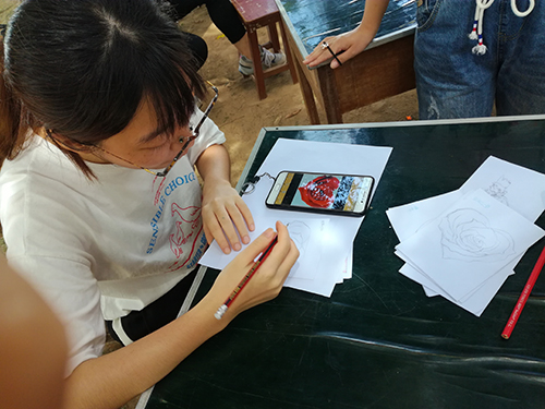 崔倩钰为同学们画玫瑰花