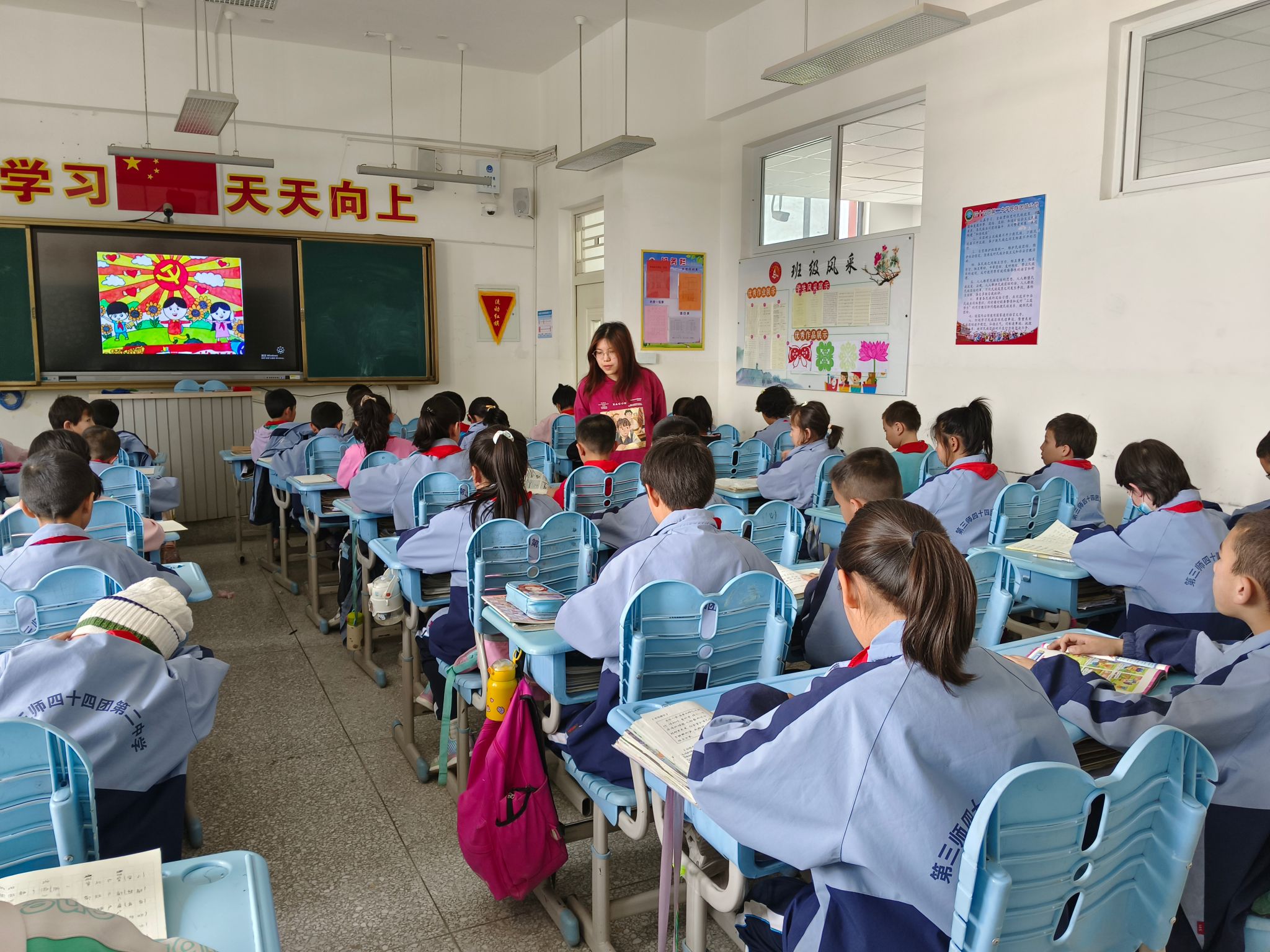 冯敏教学工作照(2).jpg 冯敏教学工作照(2).jpg