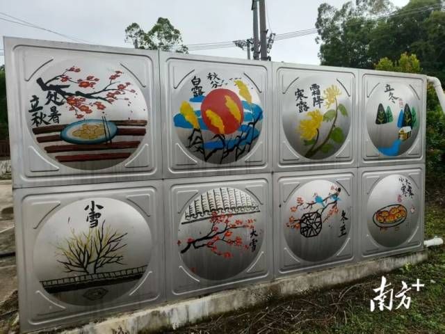 廉江二中团队在石颈镇烟塘村委烟塘村自来水储水罐上画的二十四节气作品。受访者供图