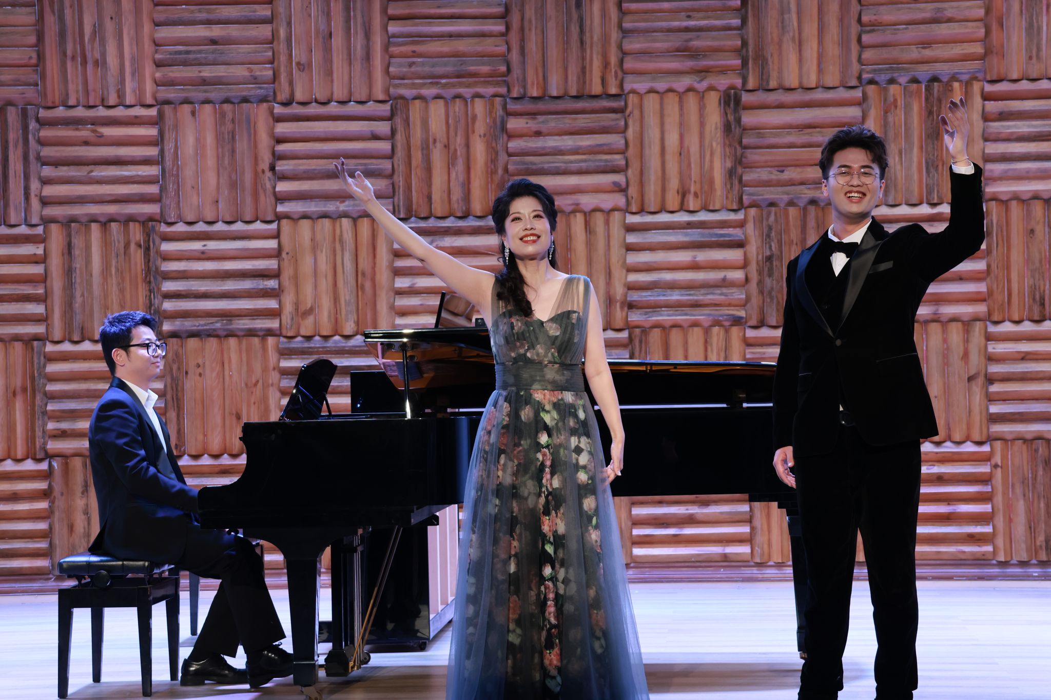 宾川 梁尤其演唱《等着我,亲爱的人》.jpg 宾川 梁尤其演唱《等着我,亲爱的人》.jpg