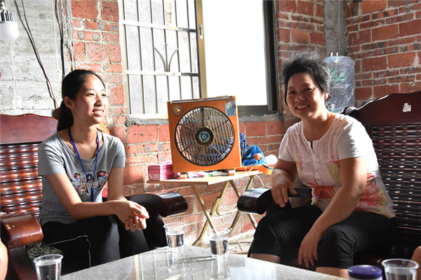 代班主任与学生家长交谈_