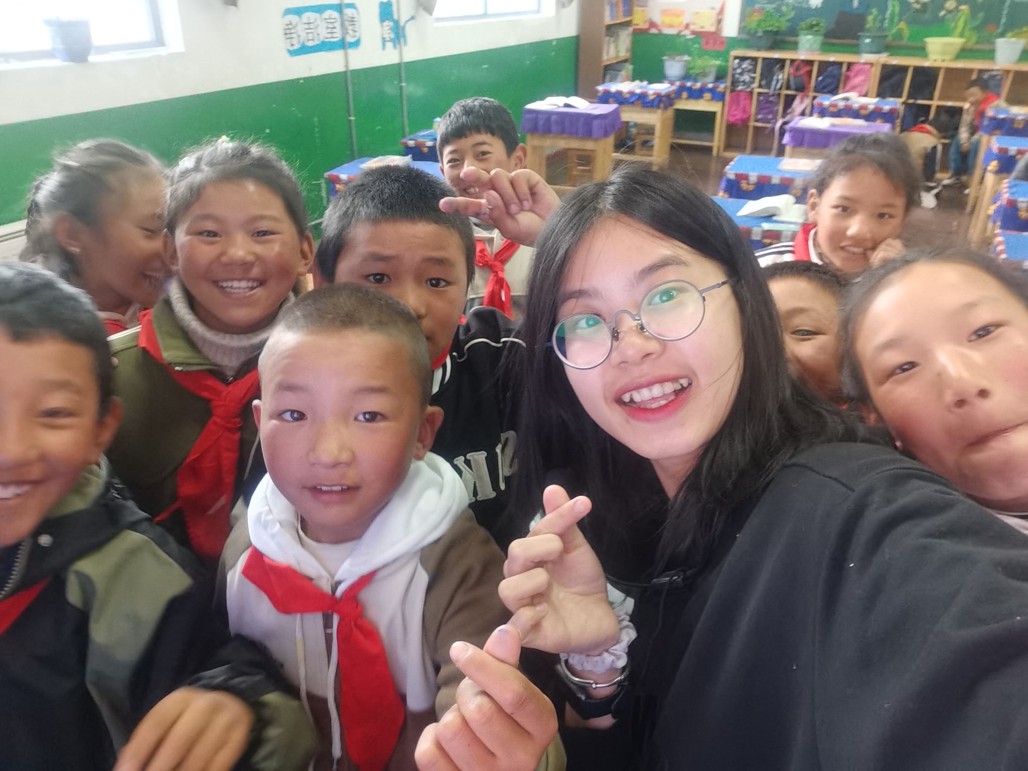 张燕芳和四年级学生合影.jpg 张燕芳和四年级学生合影.jpg