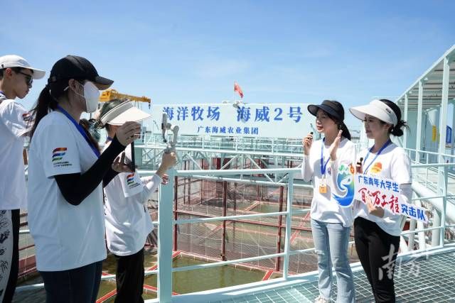 65d9d3d31b804fc0b09340b5e5a8ebe1_batchwm.jpg 实践队员介绍“海威2号”养殖平台。 梁燕飞 摄
