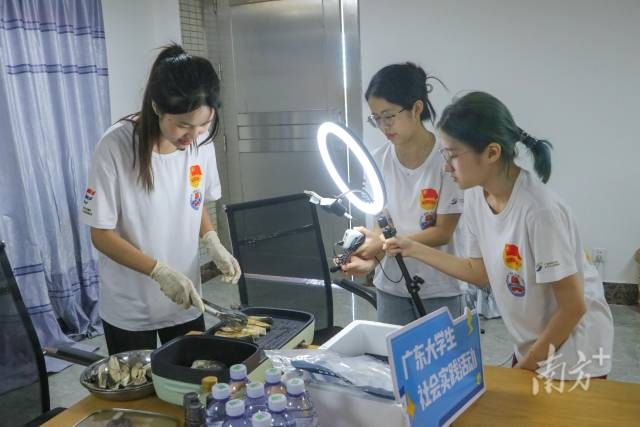 6a291f9aefc149e0b62c5198aeed3218_batchwm.jpg 实践队员现场烹饪推介金鲳鱼。 梁伟烨 摄