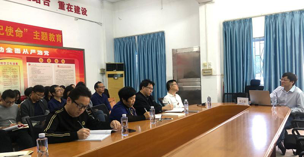 宣讲团成员周立群进行宣讲