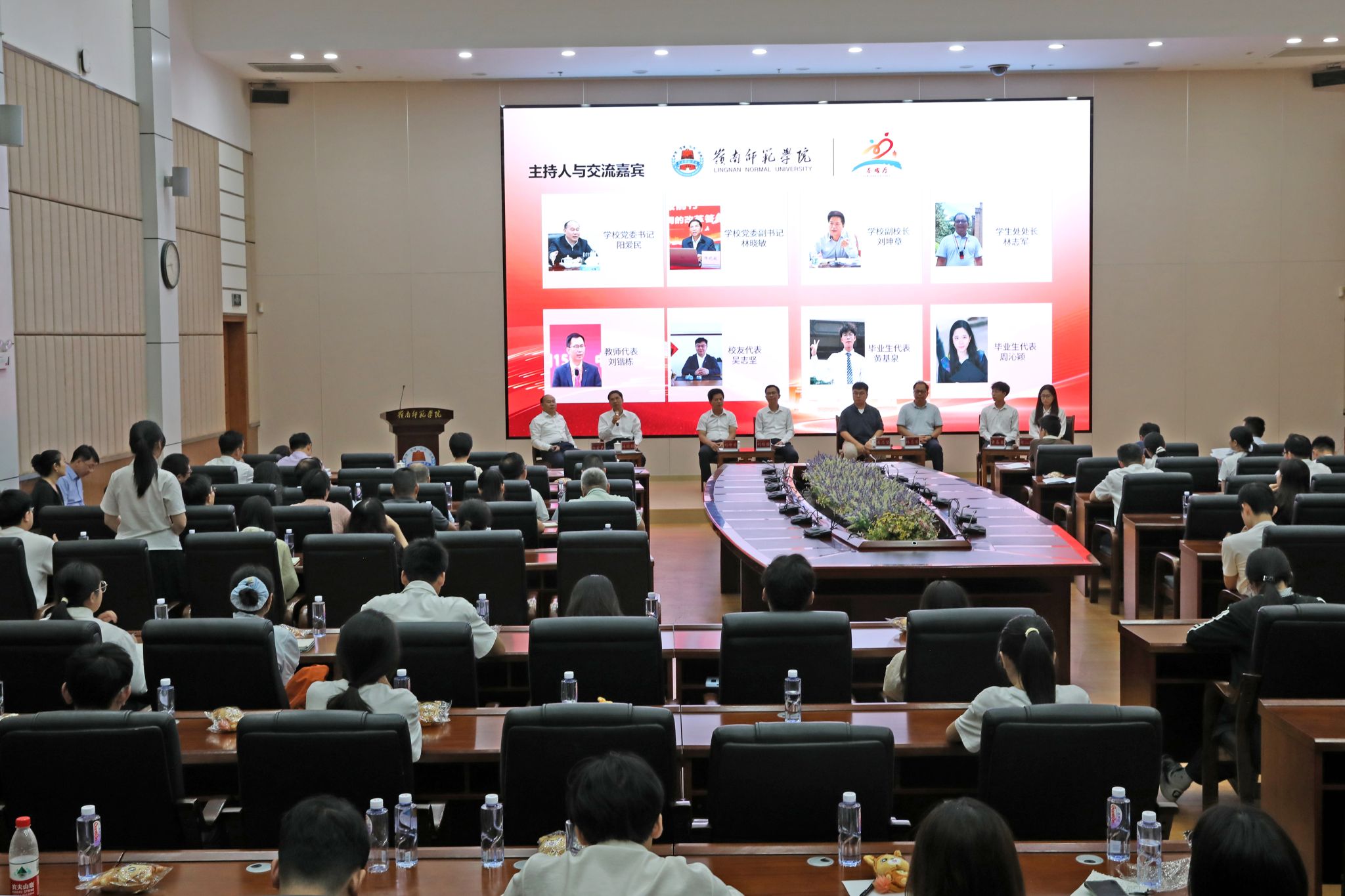 赵宇清摄)毕业生台下提问校领导台上作答DX8A1321.JPG
