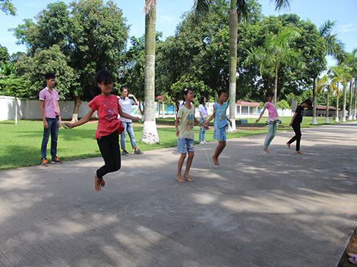 小朋友们比赛跳绳