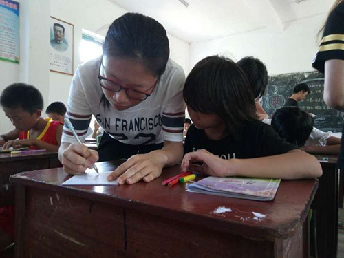 小老师指导老师作画