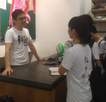 一位专卖店负责人正接受访问