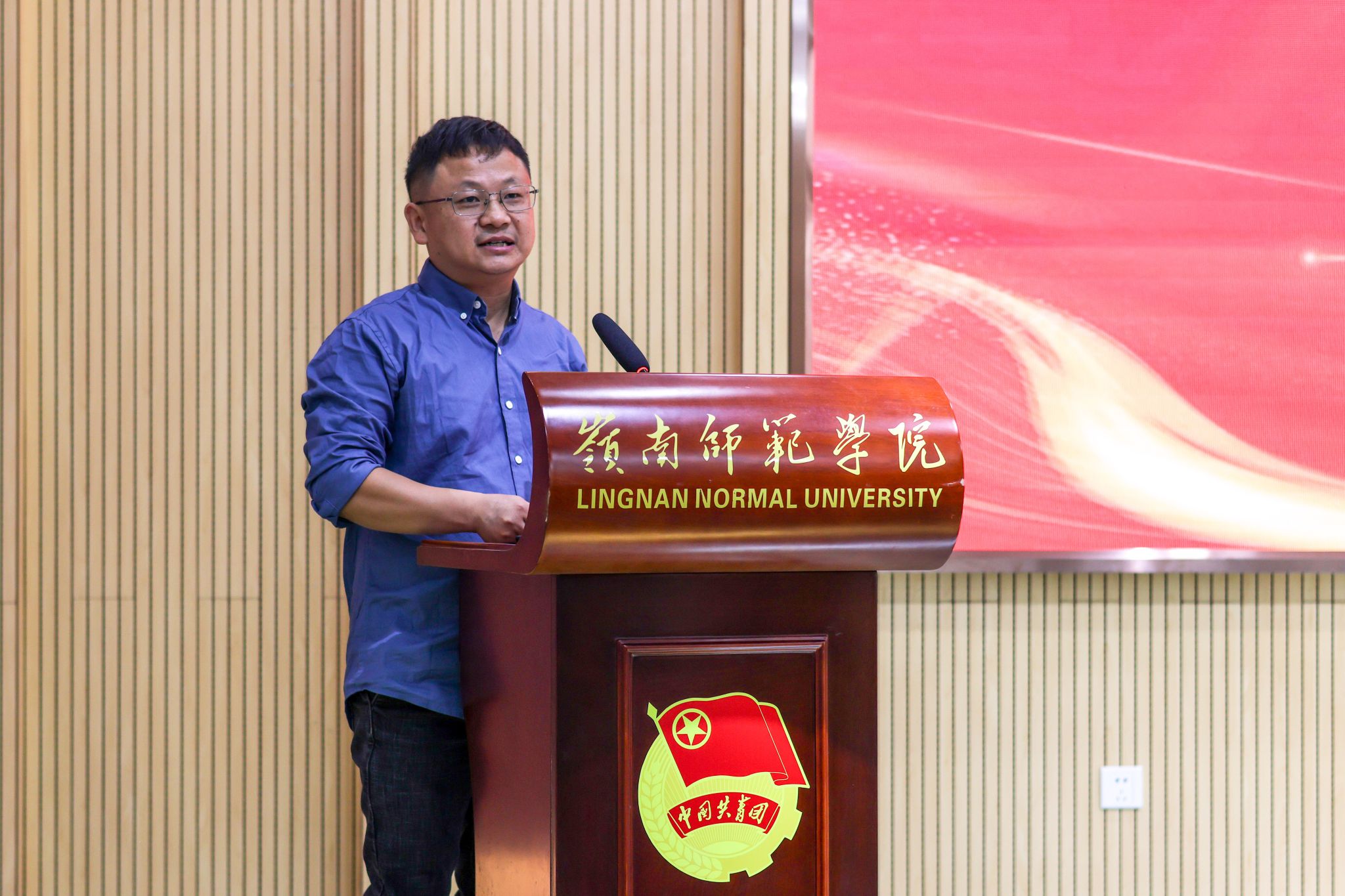 教务处副处长夏加亮作点评(张雅馨 摄).jpg 教务处副处长夏加亮作点评(张雅馨 摄).jpg