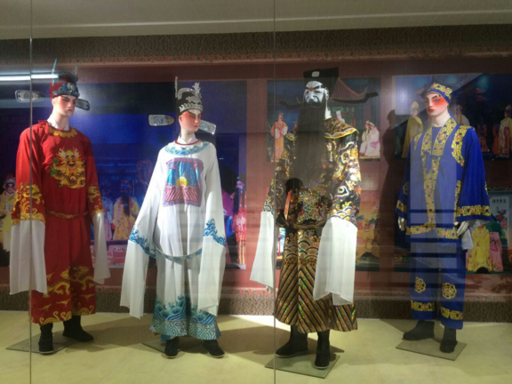 说明: c:\users\dell\appdata\local\microsoft\windows\inetcache\content.word\雷州市博物馆内陈列的雷剧演员模型.bmp