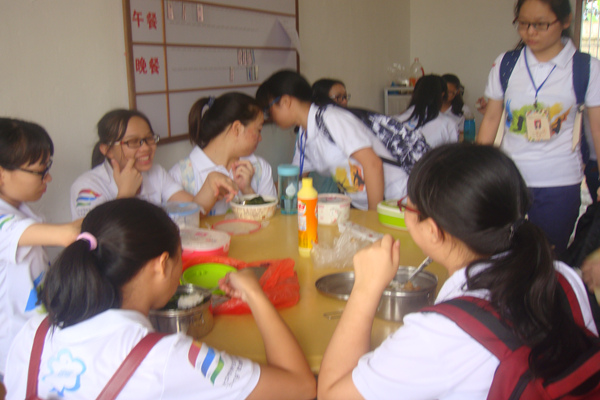 充满欢声笑语的队员们