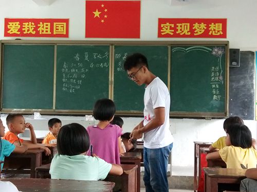 小老师在认真倾听学生的发言