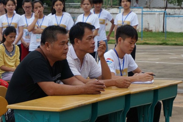 覃华（左一）、何均（左二）、官金铭（左三）