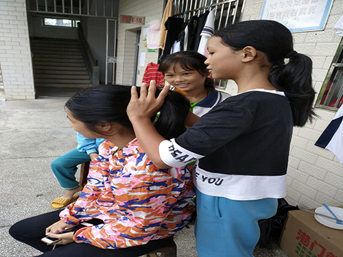 学生正在为小老师梳发