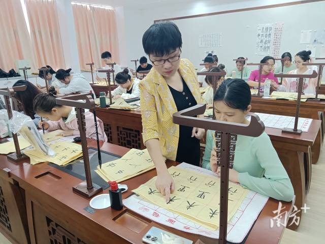 岭南师范学院毛笔字实训课场景。