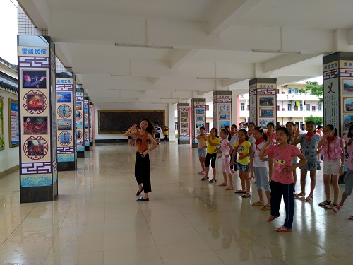 外语院“曦阳”实践队队员正在进行舞蹈教学