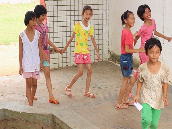 在玩耍的小朋友