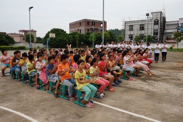 学生们参加开班仪式