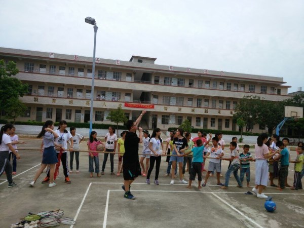 陈健锋在体育课上指挥