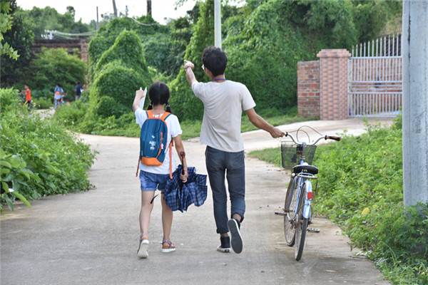 学生为队员引路