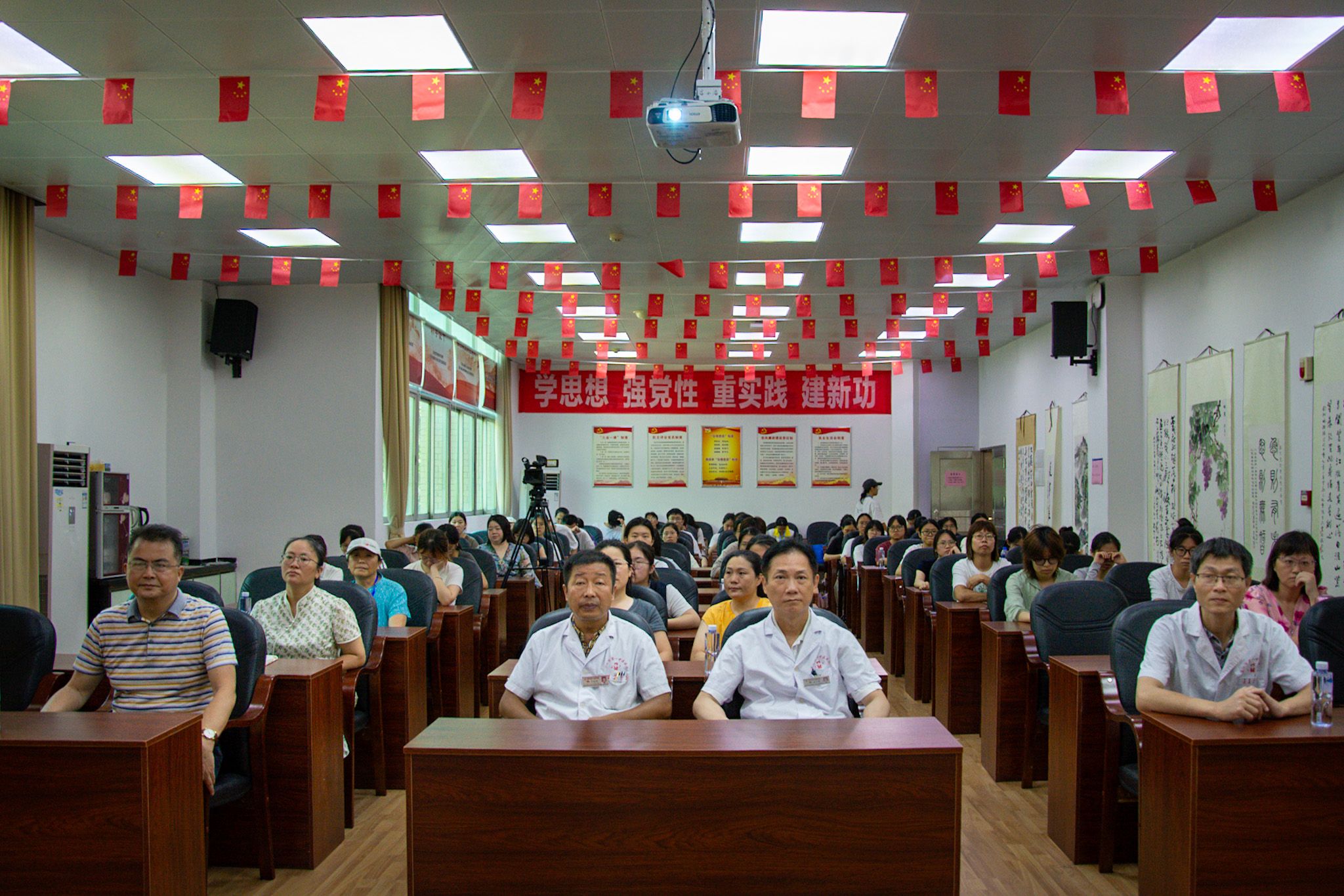(梁富雄摄)中医宣讲观众全景-4.jpg (梁富雄摄)中医宣讲观众全景-4.jpg